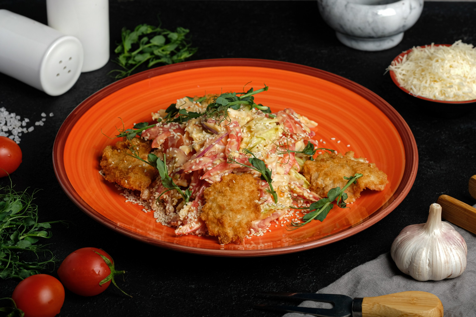 Салат с курочкой в панировке