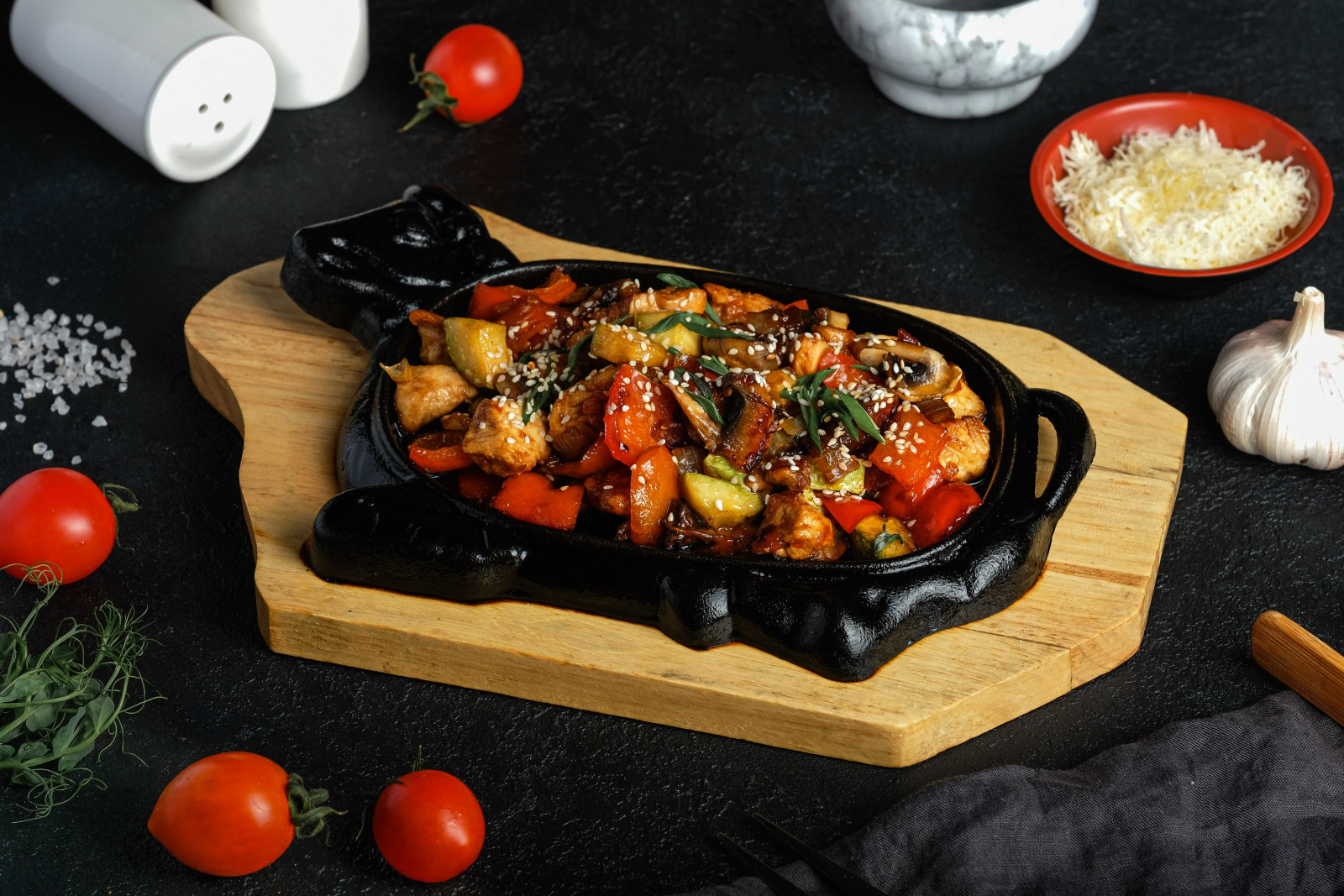 Свиная вырезка с овощами на сковородке